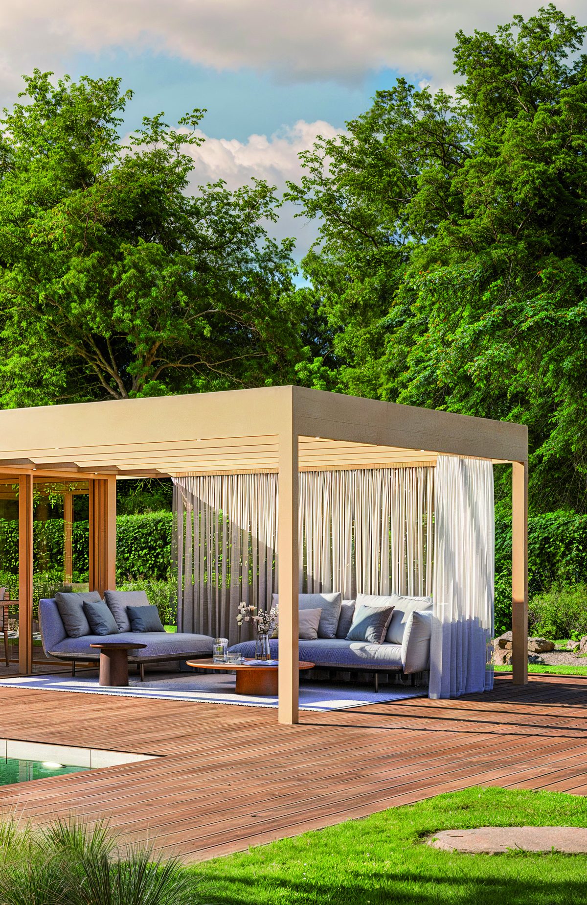 wipro Pavillon mit hellen Outdoor-Vorhängen am Pool